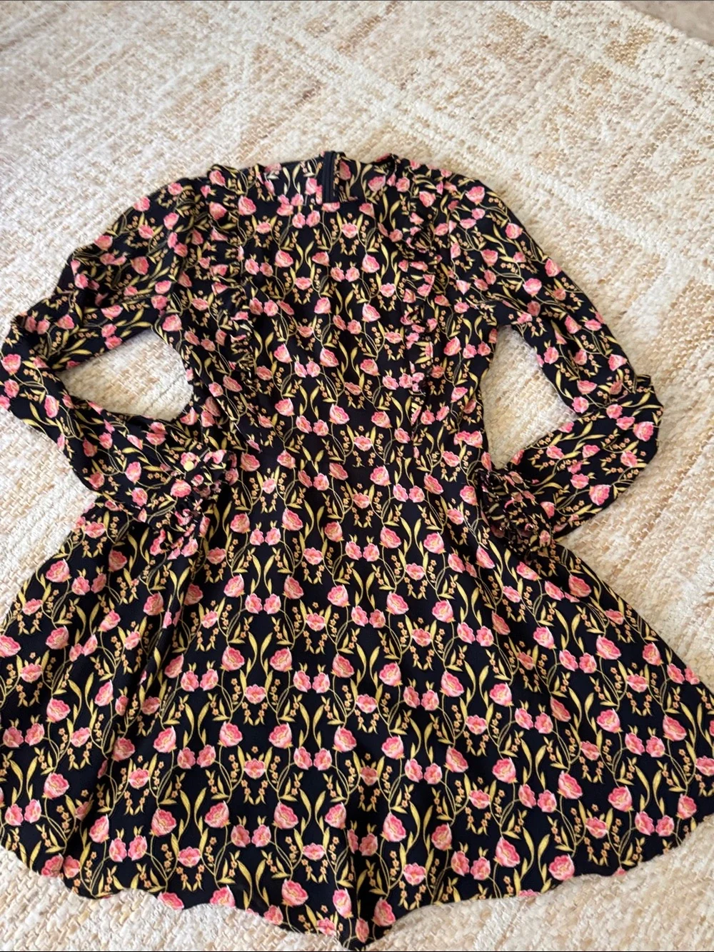 long sleeve floral dress forever 21 WOMENS SUMMER PARTY neckline with empire waist seam for a flattering fit Long sleeves with elasticized cuffs This item is from an independent label and is not part of the Forever 21 brand. Forever 21 Black Floral Long-Sleeve
